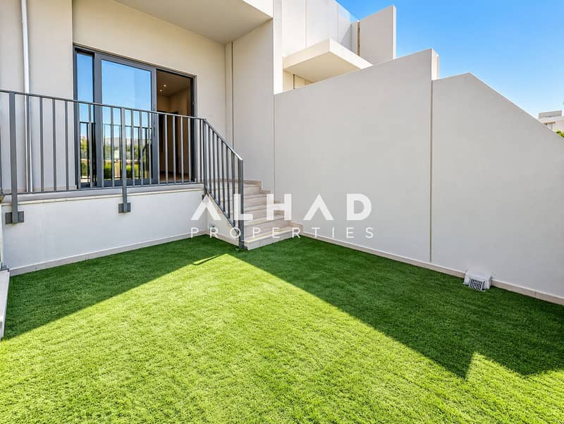 10 Sunlit Modern Patio with Green Turf. png