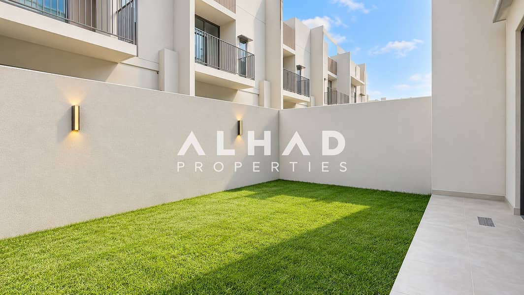 2 Modern Townhouse Courtyard Lawn. png