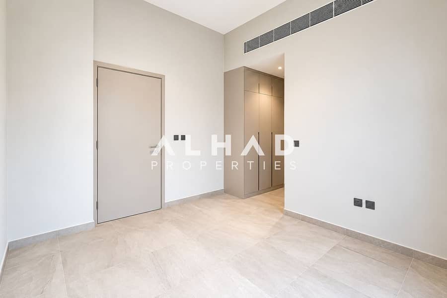 11 Minimalist Room with Built-In Wardrobe. png
