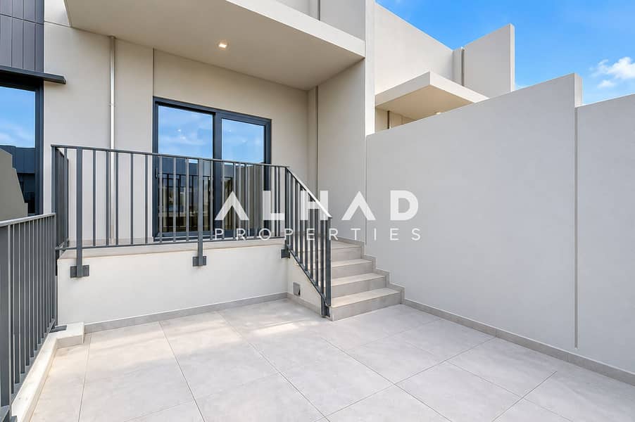17 Modern Minimalist Townhouse Courtyard. png