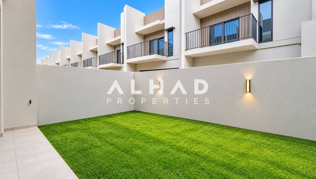 18 Modern Townhouse Courtyard with Lush Lawn. png