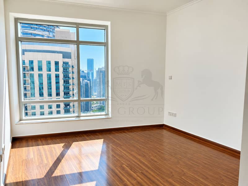 3 Sunlit Empty Room with City View. png