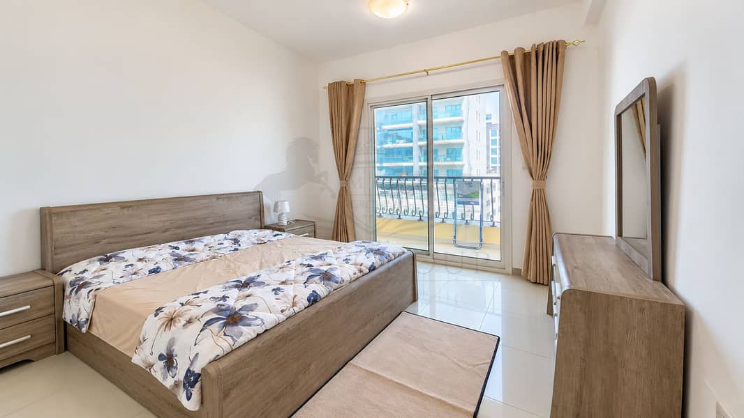 7 Airy Modern Bedroom with Balcony View. png