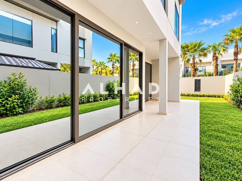 20 Modern Glass Patio and Palm Garden. png