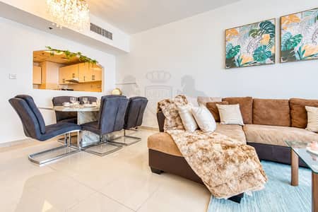 شقة 1 غرفة نوم للايجار في أبراج بحيرات الجميرا، دبي - Bright Modern Living and Dining Room. png