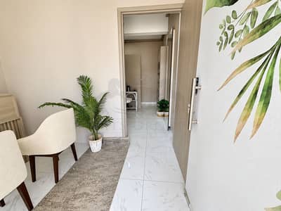 Office para en Alquiler en Al Karama, Dubai - Modern Foyer with Leaf Mural. png Office para en Alquiler en Al Karama, Dubai - Modern Foyer with Leaf Mural. png