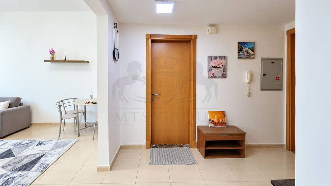 7 Modern Apartment Entryway. png