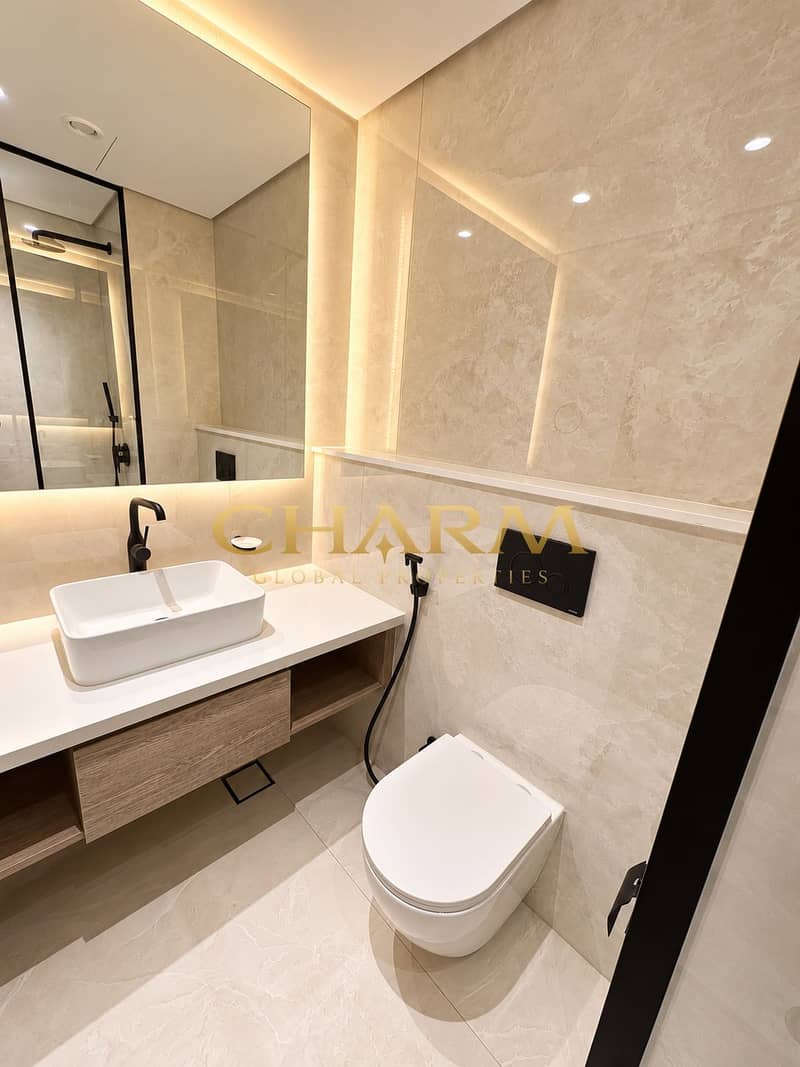 7 Luxurious Minimal Marble Bathroom. png