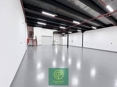 Warehouse de  à à louer à Al Jurf, Ajman - Modern Industrial Warehouse Interior. png