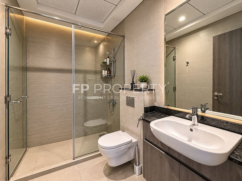 10 Modern Warm-Neutral Bathroom Interior. png