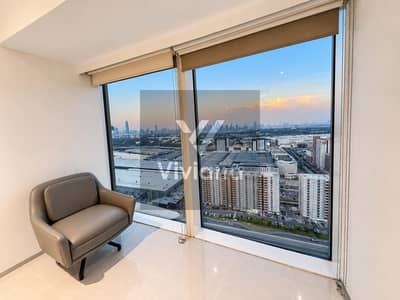 2 Slaapkamers Appartement te Huur in Sheikh Zayed Road, Dubai - Modern armchair overlooking the city. png 2 Slaapkamers Appartement te Huur in Sheikh Zayed Road, Dubai - Modern armchair overlooking the city. png