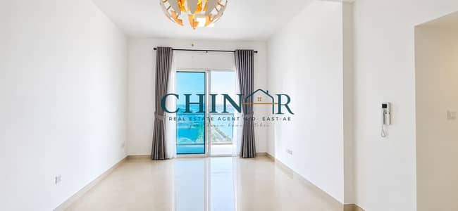 2 Cпальни Апартаменты в аренду в Остров Аль Рим, Абу-Даби - Minimalist Living Room with Waterfront View. png