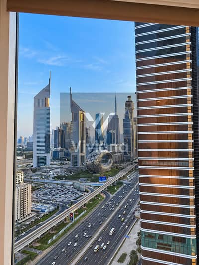 2 Slaapkamers Appartement te Huur in Sheikh Zayed Road, Dubai - Dubai skyline through a panoramic window. png 2 Slaapkamers Appartement te Huur in Sheikh Zayed Road, Dubai - Dubai skyline through a panoramic window. png