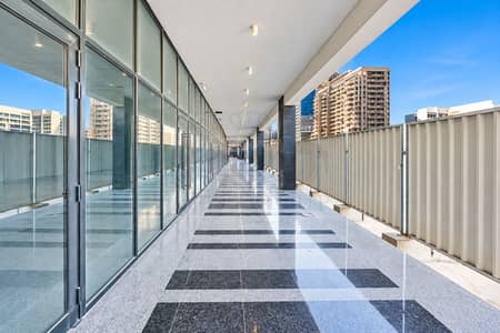 Магазин в аренду в Мейдан Сити, Дубай - Modern Corridor with City Views. png