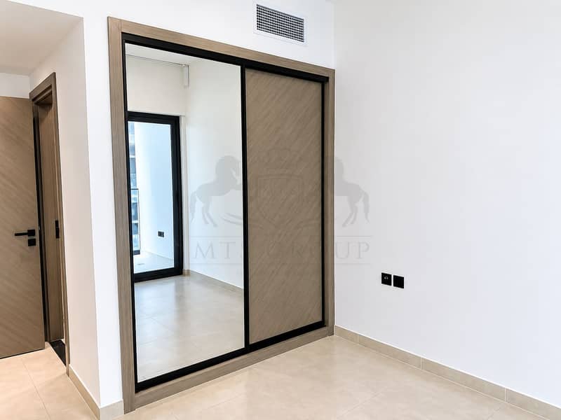 5 Minimalist Mirrored Wardrobe Interior. png