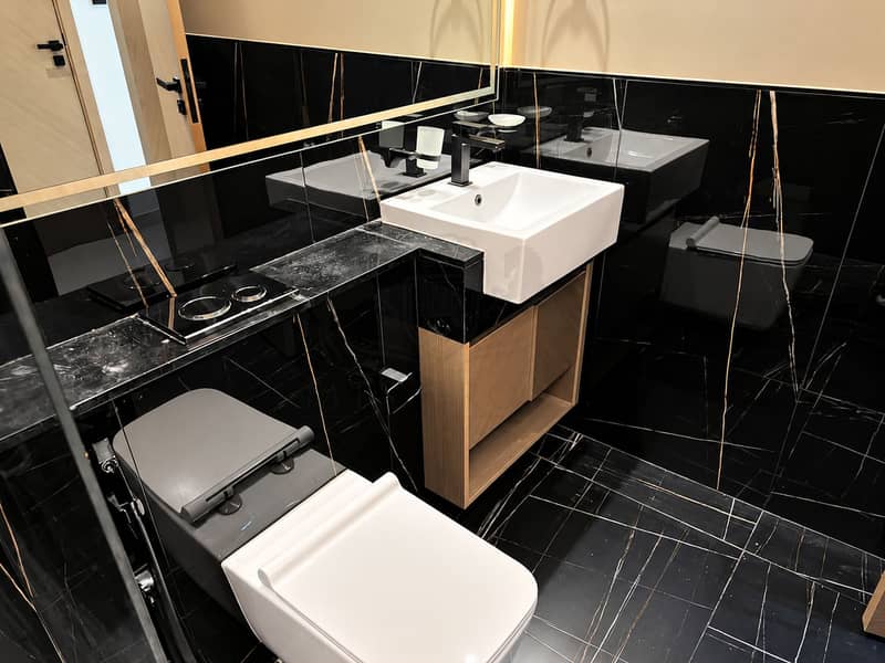 13 Luxurious Black Marble Bathroom. png