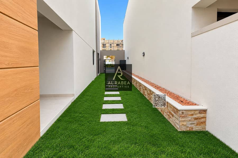 6 ممر معماري عصري بحديقة خضراء. png