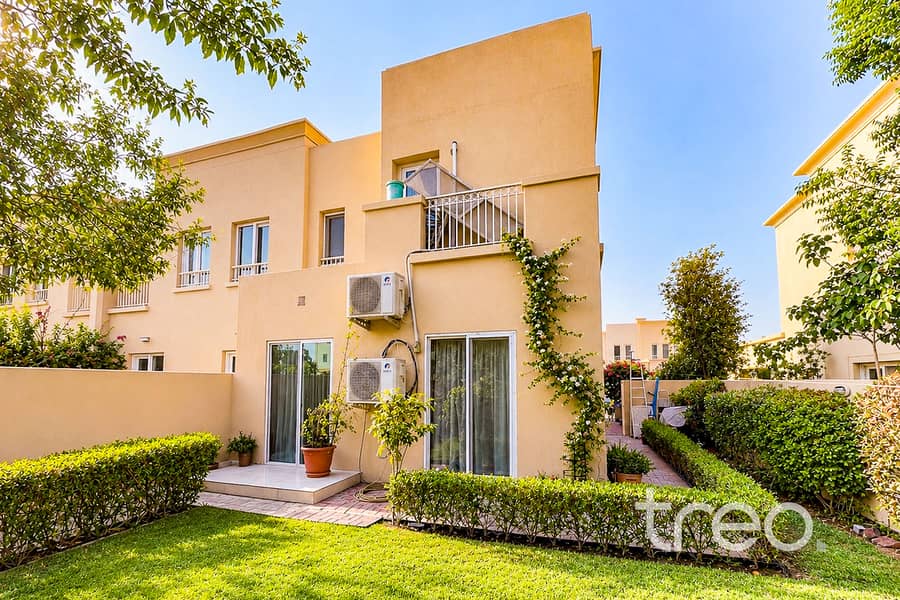 Sunlit Townhouse Garden and Patio. jpg Sunlit Townhouse Garden and Patio. jpg