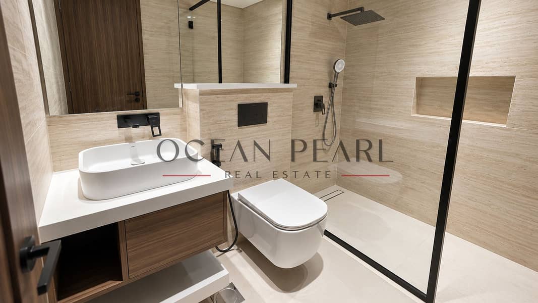10 Generated_Angle_03_Bathroom_Elevated_Three_Quarter_1920x1080. jpg