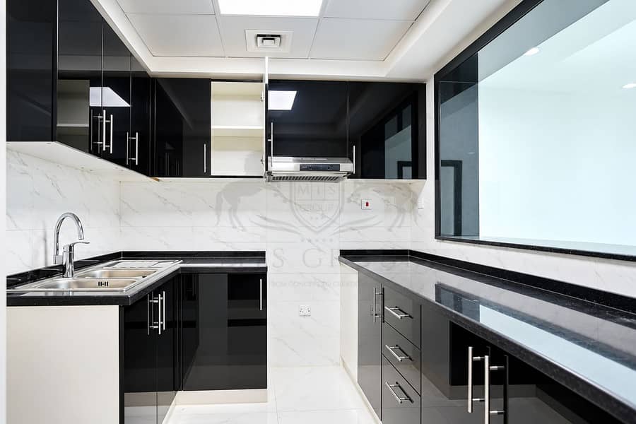 10 Modern Glossy Black U-Shaped Kitchen. png