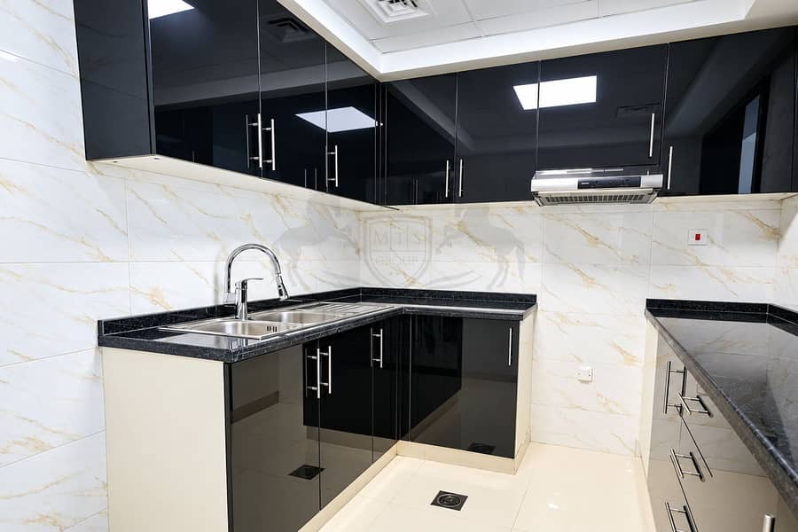 11 Modern Glossy Black Marble Kitchen. png