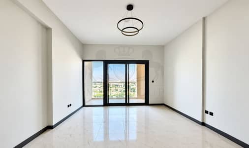 Studio te Huur in Rukan, Dubai - Minimalist Apartment with Balcony Views. png