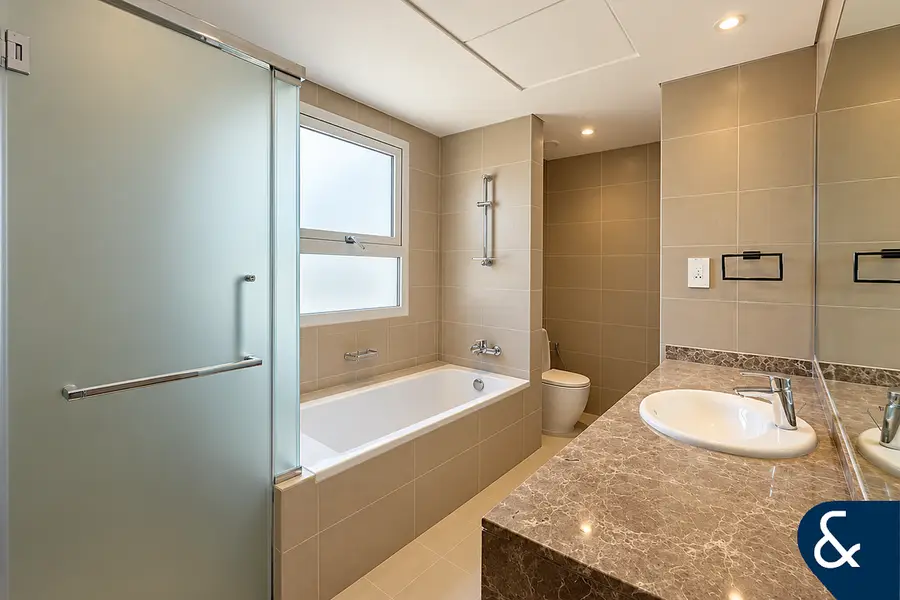 Vacant now| All ensuite bedroom| Single Row