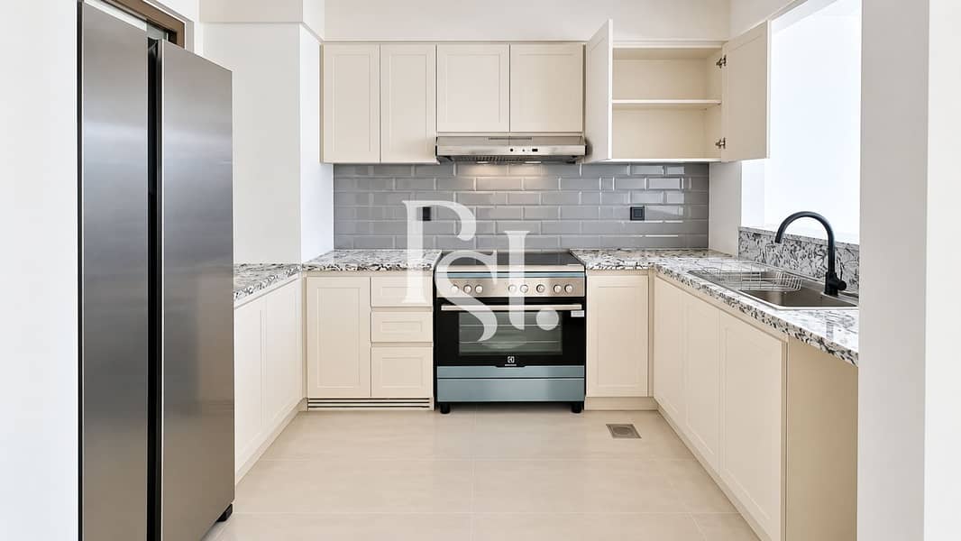 5 Pristine Modern U-Shaped Kitchen. png