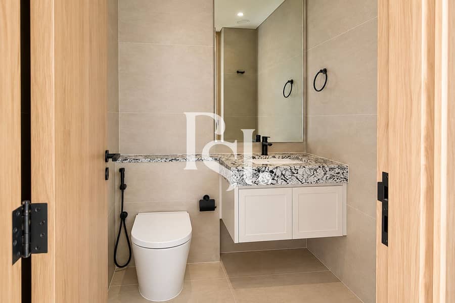 18 Minimalist Beige Tile Bathroom. png
