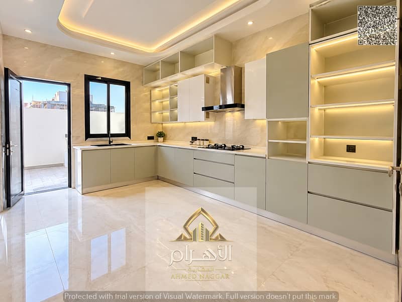 3 مطبخ عصري مشرق بتصميم أنيق. jpg