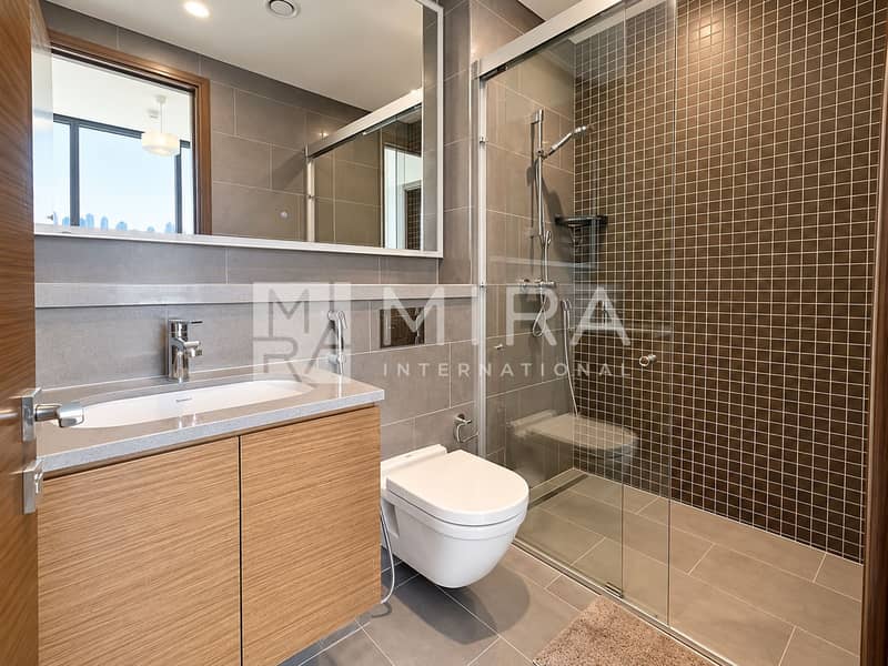 12 Modern Gray-Taupe Bathroom Interior