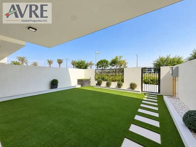 3 Camere Townhouse in affitto a Town Square, Dubai - Modern Garden Patio with Stepping Stones. png