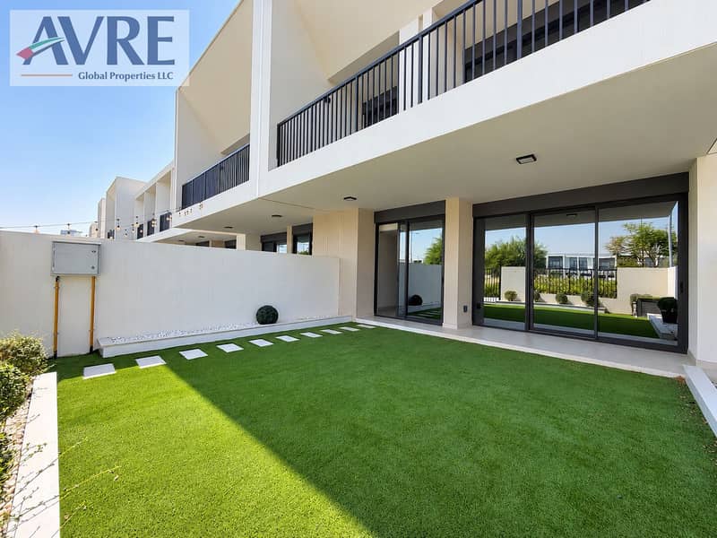 10 Modern Minimalist Townhouse Courtyard. png
