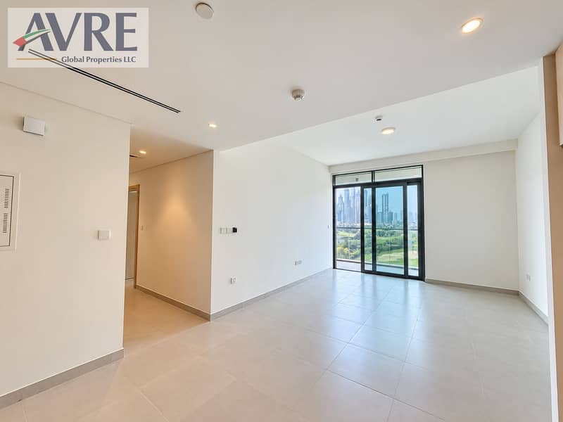 2 Bright Empty Apartment with City View. png