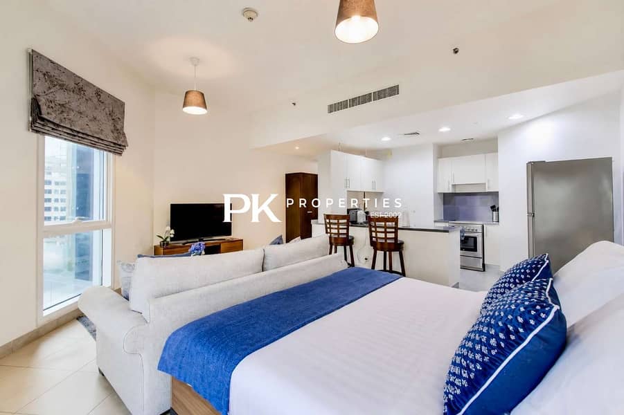 4 Dubai Studio: City Views, Pool & Gym Access
