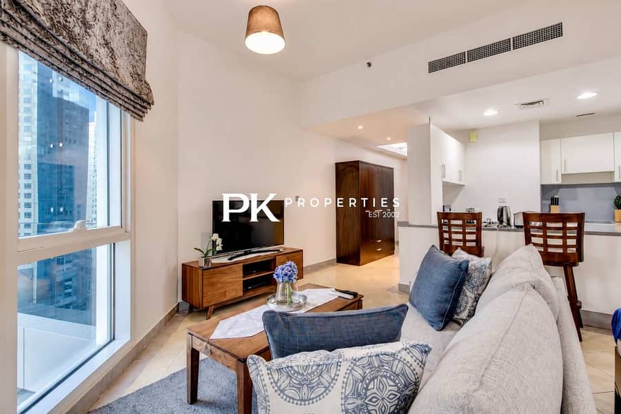 8 Dubai Studio: City Views, Pool & Gym Access