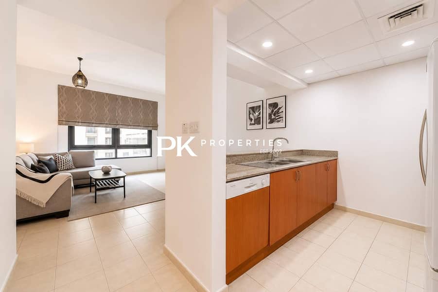 5 Spacious Apartment in Dubai with Patio