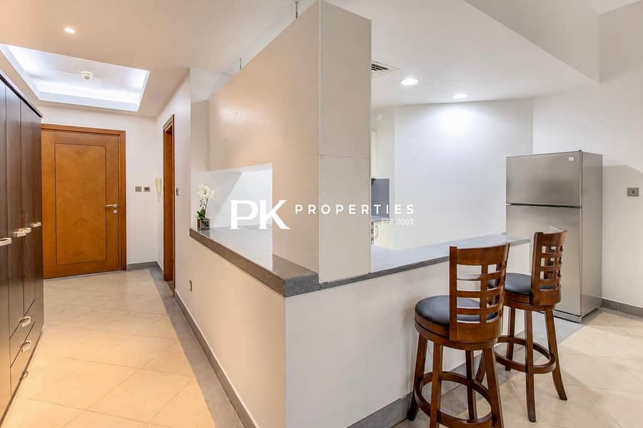 10 Dubai Studio: City Views, Pool & Gym Access