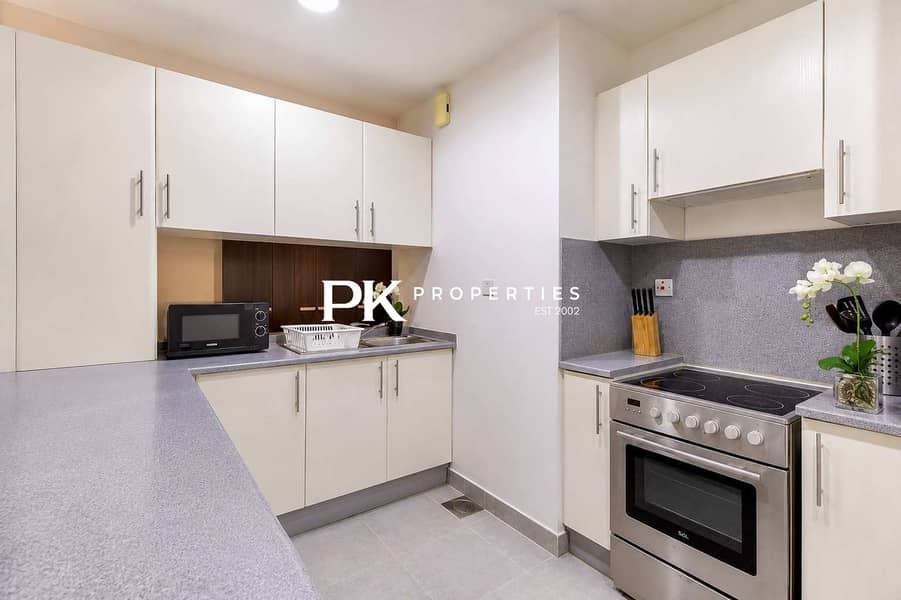 12 Dubai Studio: City Views, Pool & Gym Access