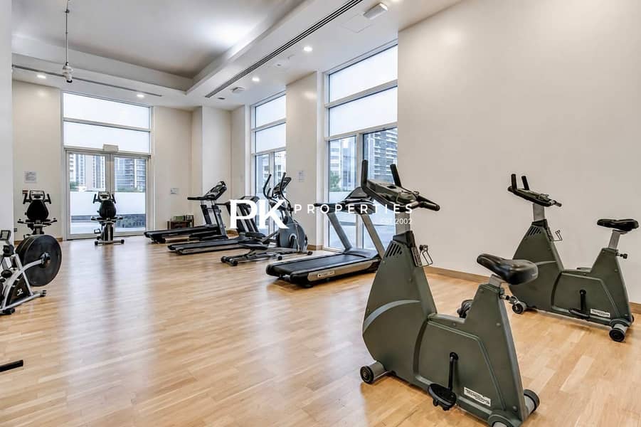 18 Dubai Studio: City Views, Pool & Gym Access