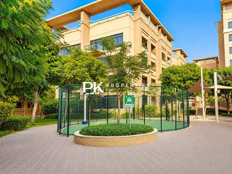 18 Spacious Apartment in Dubai with Patio