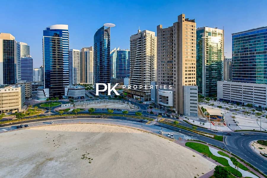 22 Dubai Studio: City Views, Pool & Gym Access