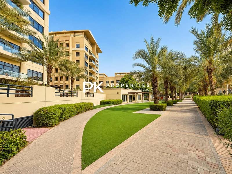 20 Spacious Apartment in Dubai with Patio