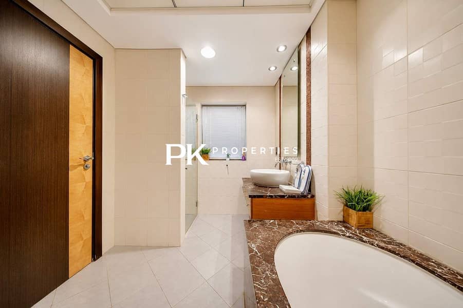 17 Luxury JBR Apartment: Beachfront Bliss & Stunning Views!