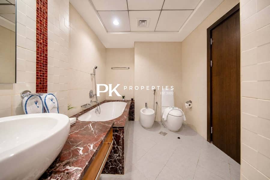 18 Luxury JBR Apartment: Beachfront Bliss & Stunning Views!