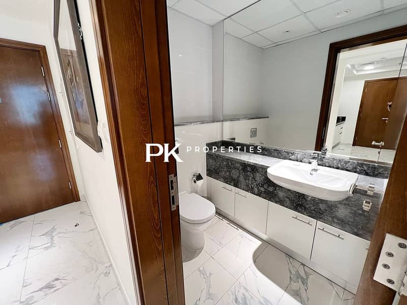 19 Dubai Noora Tower: Canal View Apt w/ Gym & Pool