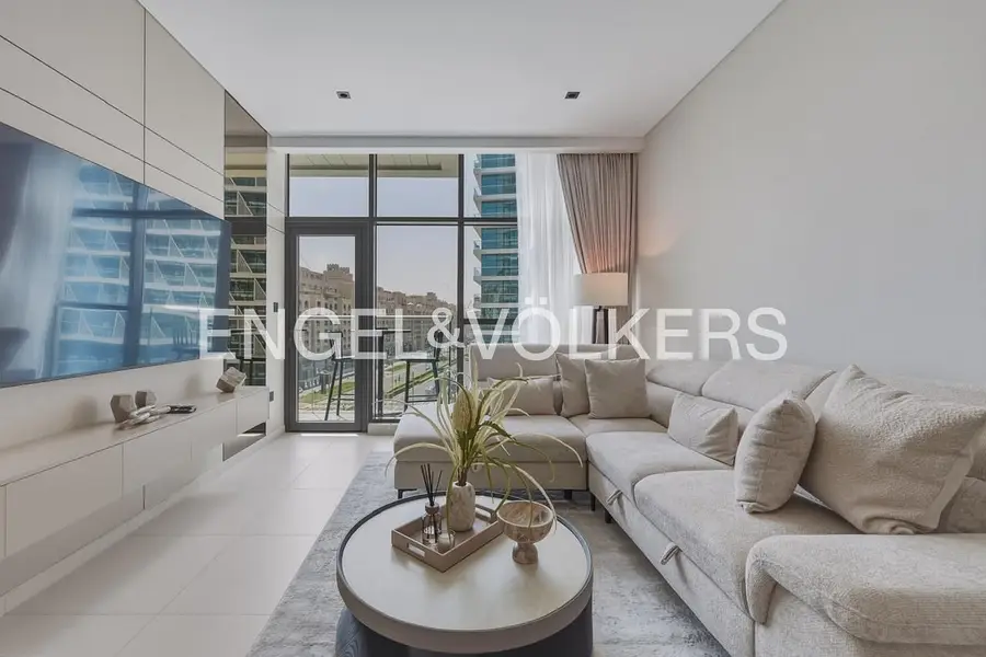 Fully Furnished I Upgraded I Beach Access