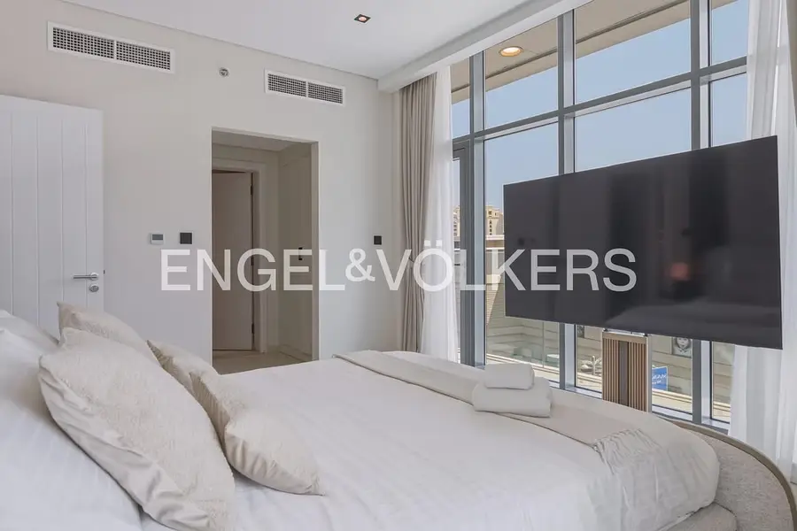 Fully Furnished I Upgraded I Beach Access