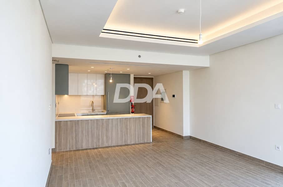 4 Современная пустая квартира с кухней 乐友. png
