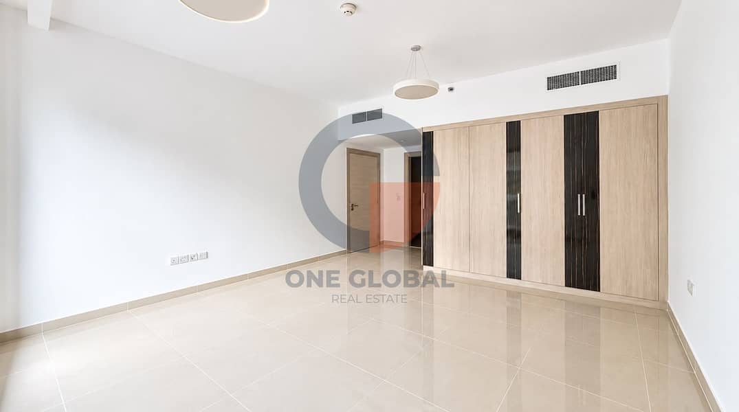 4 04 Modern Minimalist Room with Built-In Wardrobe. jpg